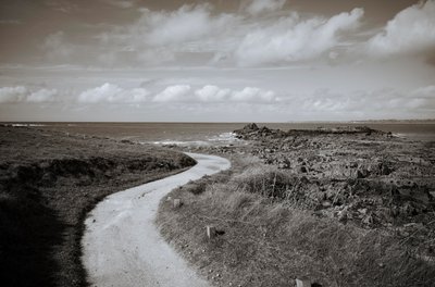 Locquirec i Bretagne och La Roche Tombee, fallande sten, 2022 (foto) av Jon Nicholson