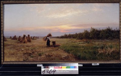 Skörda i kvällsljuset. (Skörda i kvällsljuset). Två kvinnor som arbetar i ett fält fullt av höstackar. Målning av Iosiph Evstafievich Krachkovsky (1854-1914), olja på duk av Josef Evstafievich Krachkovsky