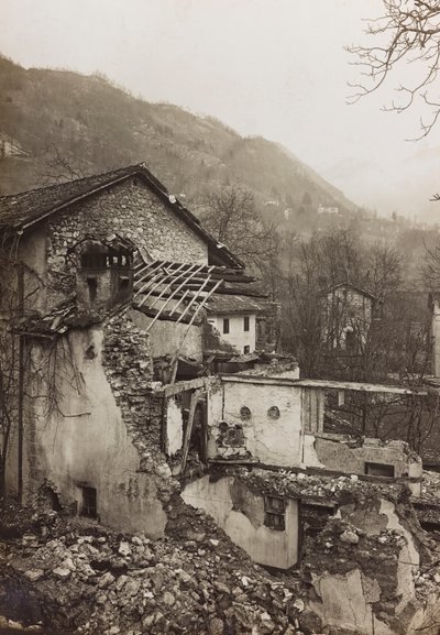 Album "Meine weltkriegs - Erinnerungen South-West Front (Kärnten, Italien, Sydtyrolen) (Mitt världskrig - minnen från sydvästra fronten i Kärnten, Italien, Trentino-Alto Adige) 31/03/1915-12/11/ 1918 - Josef Zohles Wien ": spillror av ett hus (s/v foto av Josef Zohles