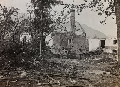 Album "Mitt världskrig - minnen av sydvästra fronten i Kärnten, Italien, Trentino-Alto Adige) 31/03/1915-12/11/1918 - Josef Zohles Wien ": spillror i Bovec (s/v foto) av Josef Zohles