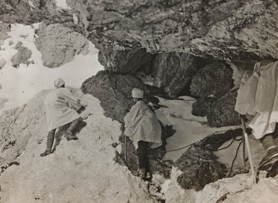 Album "Mitt världskrig - minnen av sydvästra fronten i Kärnten, Italien, Trentino-Alto Adige) 31/03/1915-12/11/ 1918 - Josef Zohles Vienna ": militärbunker i ett berg av Josef Zohles