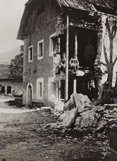 Album "Mitt världskrig - minnen av sydvästra fronten i Kärnten, Italien, Trentino-Alto Adige) 31/03/1915-12/11/1918 - Josef Zohles Vienna ": spillror i Valbruna (s/v pho av Josef Zohles