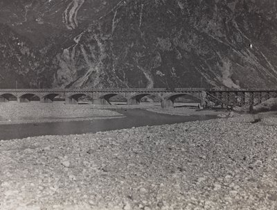 Album "Mitt världskrig - minnen av sydvästra fronten i Kärnten, Italien, Trentino-Alto Adige) 31/03/1915-12/11/1918 - Josef Zohles Wien ": militärbro över Ta av Josef Zohles