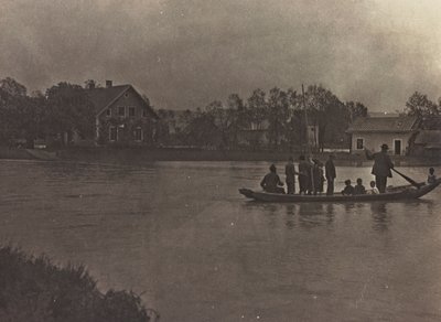 Album "Mitt världskrig - minnen av sydvästra fronten i Kärnten, Italien, Trentino-Alto Adige) 31/03/1915-12/11/ 1918 - Josef Zohles Wien ": båt på floden Drava i av Josef Zohles
