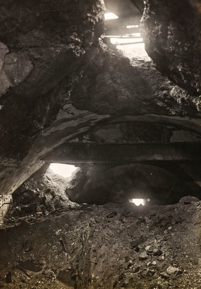Album "Meine weltkriegs - Erinnerungen South-West Front (Kärnten, Italien, Sydtyrolen) (Mitt världskrig - minnen från sydvästra fronten i Kärnten, Italien, Trentino-Alto Adige) 31/03/1915-12/11/ 1918 - Josef Zohles Wien ": spillror från en fabrik (s/v ph av Josef Zohles