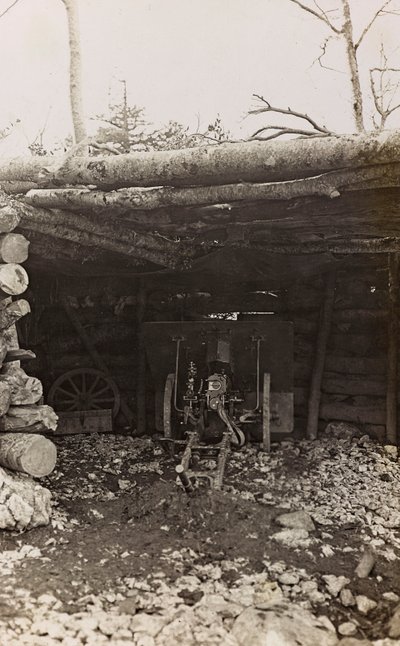 Album "Mitt världskrig - minnen av sydvästra fronten i Kärnten, Italien, Trentino-Alto Adige) 31/03/1915-12/11/1918 - Josef Zohles Vienna ": hydda med kanon (s/v bild av Josef Zohles