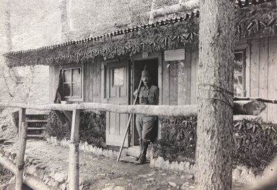 Album "Mitt världskrig - minnen av sydvästra fronten i Kärnten, Italien, Trentino-Alto Adige) 31/03/1915-12/11/ 1918 - Josef Zohles Wien ": Kommandoämbetet (s/v foto av Josef Zohles