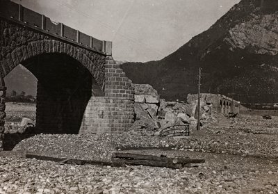 Album "Mitt världskrig - minnen av sydvästra fronten i Kärnten, Italien, Trentino-Alto Adige) 31/03/1915-12/11/1918 - Josef Zohles Wien ": bro i Tolmezzo (s/v pho av Josef Zohles