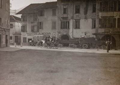 Album "Meine weltkriegs - Erinnerungen South-West Front (Kärnten, Italien, Sydtyrolen) (Mitt världskrig - minnen från sydvästra fronten i Kärnten, Italien, Trentino-Alto Adige) 31/03/1915-12/11/ 1918 - Josef Zohles Wien ": militära medel på ett torg av Josef Zohles