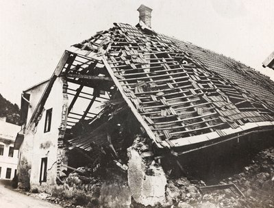 Album "Mitt världskrig - minnen av sydvästra fronten i Kärnten, Italien, Trentino-Alto Adige) 31/03/1915-12/11/1918 - Josef Zohles Wien ": spillror av ett hus i Ugoviz av Josef Zohles