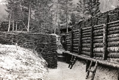 Album "Mitt världskrig - minnen av sydvästra fronten i Kärnten, Italien, Trentino-Alto Adige) 31/03/1915-12/11/ 1918 - Josef Zohles Vienna ": Barriär gjord av stockar in av Josef Zohles