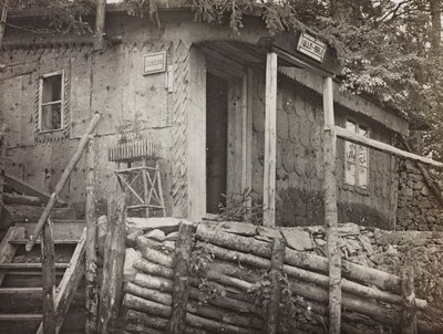 Album "Mitt världskrig - minnen av sydvästra fronten i Kärnten, Italien, Trentino-Alto Adige) 31/03/1915-12/11/1918 - Josef Zohles Wien ": Kommandohuset (s/v foto av Josef Zohles