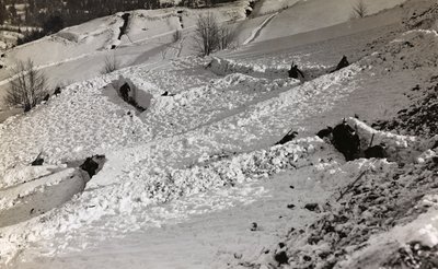 Album "Mitt världskrig - minnen av sydvästra fronten i Kärnten, Italien, Trentino-Alto Adige) 31/03/1915-12/11/ 1918 - Josef Zohles Vienna ": skyttegravar i snön (s/v p av Josef Zohles
