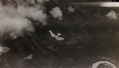 Album "Mitt världskrig - minnen av sydvästra fronten i Kärnten, Italien, Trentino-Alto Adige) 31/03/1915-12/11/ 1918 - Josef Zohles Vienna ": ett österrikiskt plan flyger över av Josef Zohles