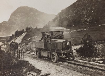 Album "Mitt världskrig - minnen av sydvästra fronten i Kärnten, Italien, Trentino-Alto Adige) 31/03/1915-12/11/1918 - Josef Zohles Wien ": militärfordon längs med av Josef Zohles