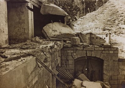 Album "Meine weltkriegs - Erinnerungen South-West Front (Kärnten, Italien, Sydtyrolen) (Mitt världskrig - minnen från sydvästra fronten i Kärnten, Italien, Trentino-Alto Adige) 31/03/1915-12/11/ 1918 - Josef Zohles Wien ": spillror från en fabrik (s/v ph av Josef Zohles