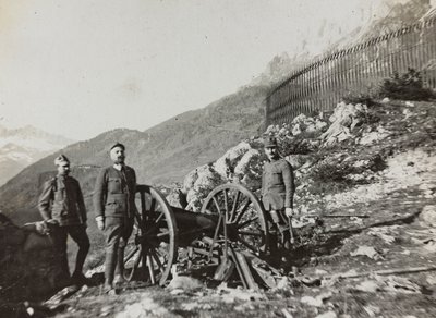 Album "Mitt världskrig - minnen av sydvästra fronten i Kärnten, Italien, Trentino-Alto Adige) 31/03/1915-12/11/1918 - Josef Zohles Wien ": soldater med kanon (s/v p) av Josef Zohles