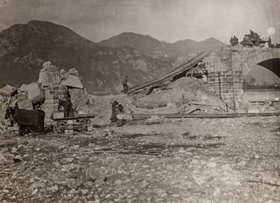 Album "Meine weltkriegs - Erinnerungen South-West Front (Kärnten, Italien, Sydtyrolen) (Mitt världskrig - minnen från sydvästra fronten i Kärnten, Italien, Trentino-Alto Adige) 31/03/1915-12/11/ 1918 - Josef Zohles Wien ": spillror av en bro över av Josef Zohles
