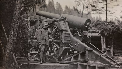 Album "Mitt världskrig - minnen av sydvästra fronten i Kärnten, Italien, Trentino-Alto Adige) 31/03/1915-12/11/ 1918 - Josef Zohles Wien ": soldat med pistol (s/v foto av Josef Zohles