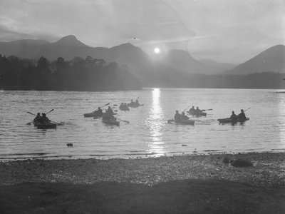En vy över människor som paddlar kanot på Derwentwater vid antingen soluppgång eller solnedgång av Joseph Hardman
