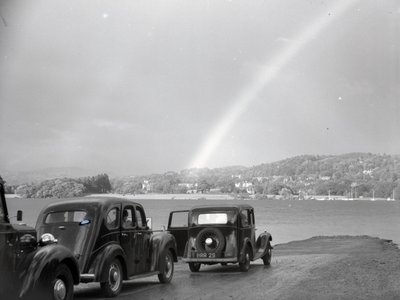 Bilar parkerade vid Loughrigg Tarn av Joseph Hardman