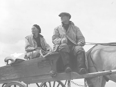 Man och hustru sittande på cocklingvagn av Joseph Hardman