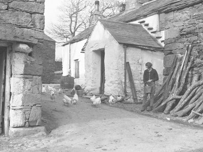 Landflicka matar fjäderfä på en gård vid Ulpha i Duddon Fells av Joseph Hardman