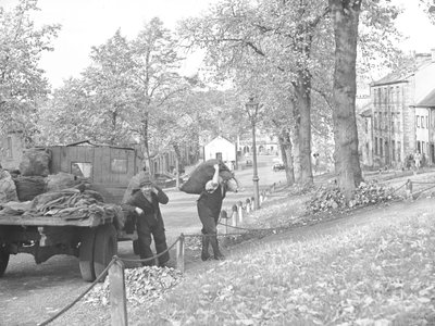 Lastbil på gatan med två kolhuggare som bär säckar med kol av Joseph Hardman