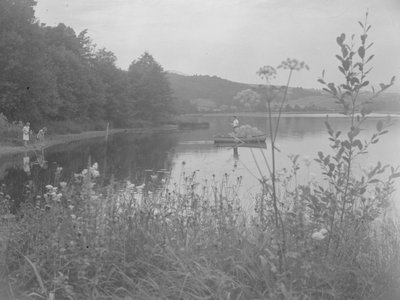 Man som fiskar i en båt på Estwaite Water och två flickor vid vattenbrynet av Joseph Hardman