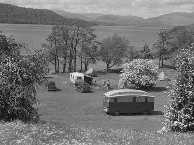 Tält och husvagnar uppställda på ett fält vid Wastwater, sjö och fjäll i bakgrunden av Joseph Hardman