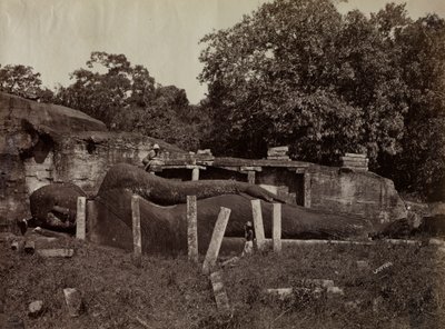 Paranirvana Buddha, Galle Vihara, Polonnaruwa, Ceylon av Joseph Lawton