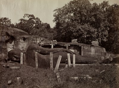 Paranirvana a Buddha, Gall Vihara, Polonnaruwa, Ceylon, 1870-1871. av Joseph Lawton
