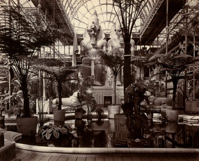 The Crystal Palace i London: insidan av norra tvärskeppet, c.1870 (s/v foto) av Joseph Paxton
