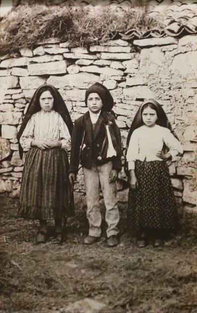 Fatimas helgedom. Lucia dos Santos och hennes kusiner Francisco och Jacinta Marto. Vår Fru av Fatima. Portugal. av Joshua Benoliel