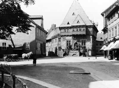 Ett gammalt hotell på torget i Goslar, ca 1910 av Jousset