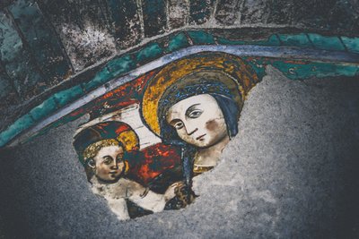 Madonna och barn, ur serien Mary and Jesus in Savonna, 2015 (fotografi) av Joy Lions
