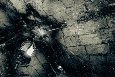 Passageway Lantern, från serien Church of the Holy Sepulchre, 2016 (fotografi) av Joy Lions