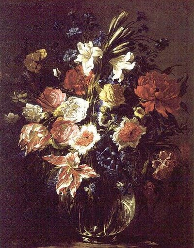 Liljor, pioner, tulpaner, blåklint och andra blommor på en glasvas på en piedestal av Juan de Arellano