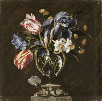 Tulpaner, påskliljor, iris och andra blommor i en glasvas på ett skulpterat stativ, med en fjäril av Juan de Arellano