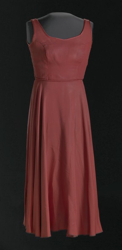 Kostymklänning för Lady in Red från för färgade tjejer... på Broadway, 1976-1978. av Judy Dearing