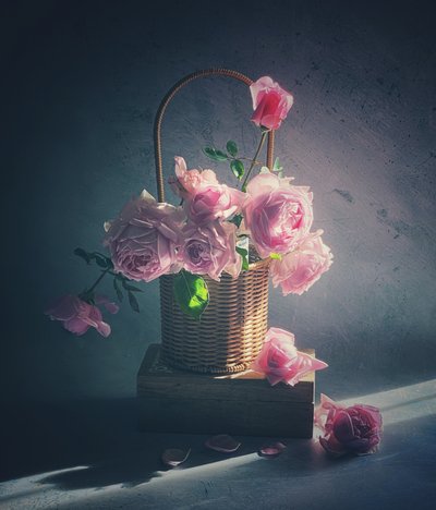 Korg med rosa rosor av Judy Tseng