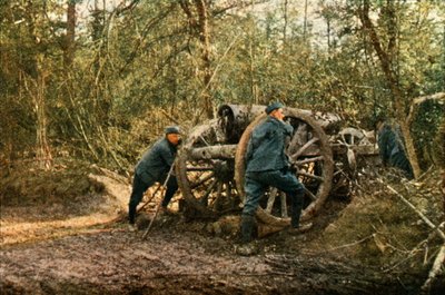Tre franska soldater i skogen med en haubits, Verdun, september 1916 (autokrom) av Jules Gervais-Courtellemont