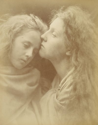 (”The Kiss of Peace” – Fredskyssen) – Mary Ann Hillier (och Florence Anson) av Julia Margaret Cameron