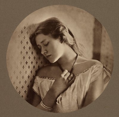 [Ellen Terry vid sexton års ålder] av Julia Margaret Cameron