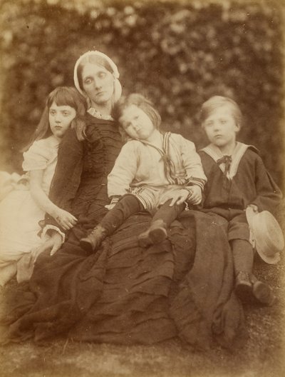 Mrs Herbert Duckworth med Florence Fisher, George Duckworth och Herbert Fisher, augusti 1872. av Julia Margaret Cameron