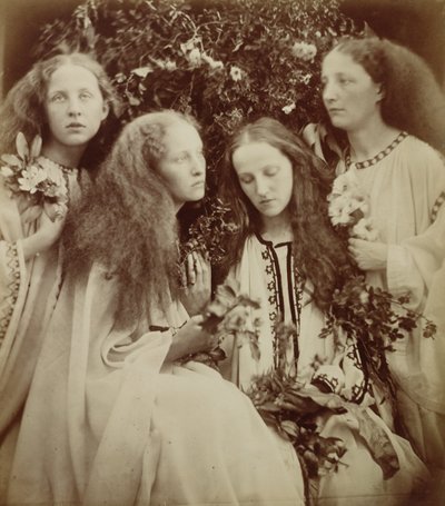 The Rose Bud Garden of Girls (albumintryck) av Julia Margaret Cameron
