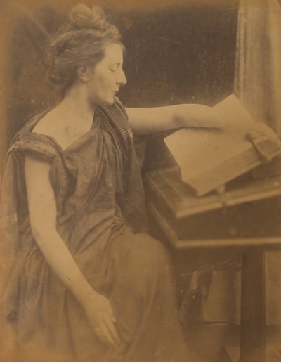 [Kvinna i kläder läser en bok], 1870. av Julia Margaret Cameron