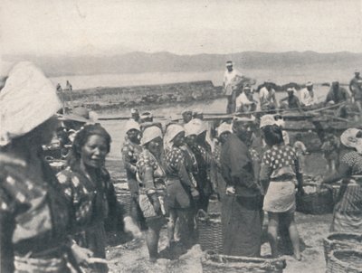 Tai-no-ura - fiskebåtar, män och kvinnor med nät och korgar, c1900, 1921. av Julian Leonard Street