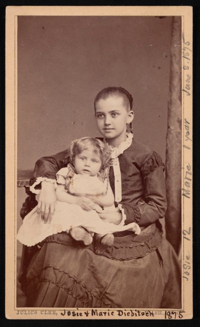 Gruppporträtt av Herman Henry Diebitschs barn, Marie och Josephine Josie, 8 juni 1875. av Julius Ulke