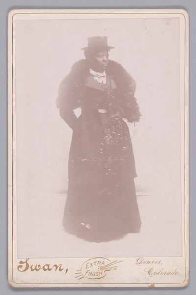 Skåpskort av en oidentifierad kvinna som bär en hatt och en pälsstol, ca. 1895. av Justus C. Swan